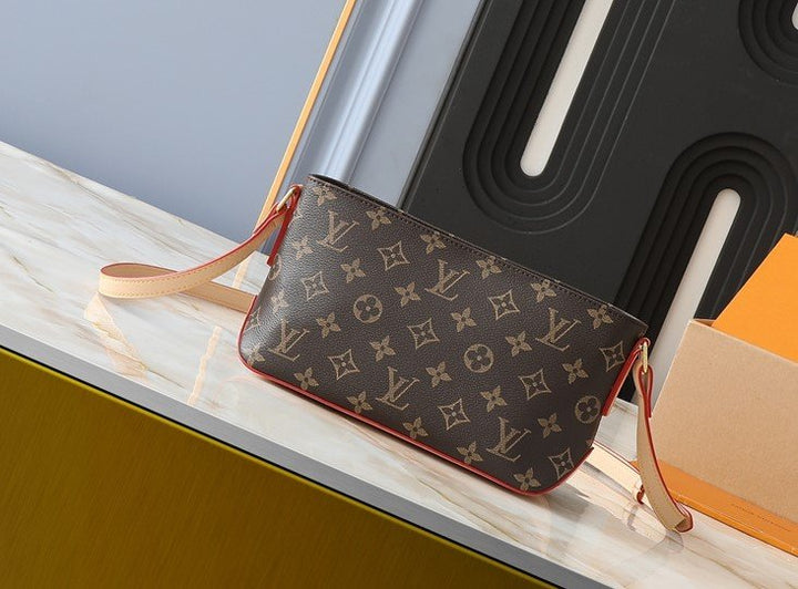 LV Women  Pochette Monogram Bag Daily Stuff