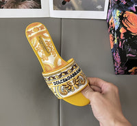Sliders with embroidered majolica pattern Daily Stuff