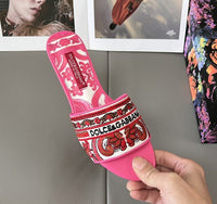 Sliders with embroidered majolica pattern Daily Stuff