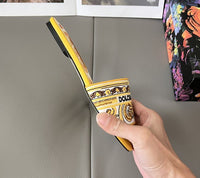 Sliders with embroidered majolica pattern Daily Stuff