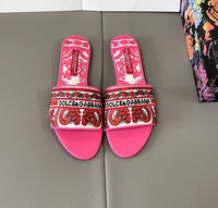 Sliders with embroidered majolica pattern Daily Stuff