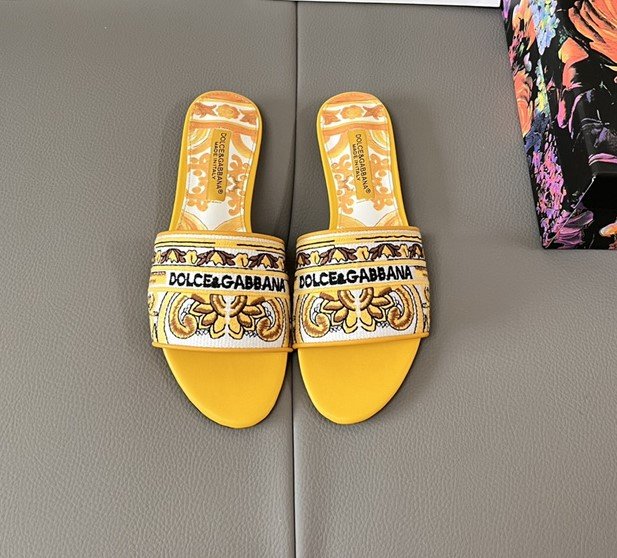 Sliders with embroidered majolica pattern Daily Stuff